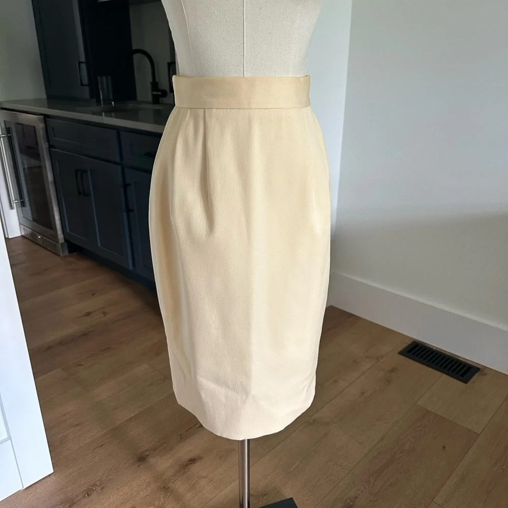 VINTAGE Chanel!! Amazing cream colored Pencil skirt- size 4